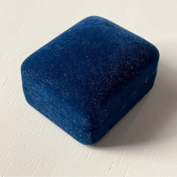 Vintage blue velvet empty Imperial Gold flip up ring box - Picture 2 of 10